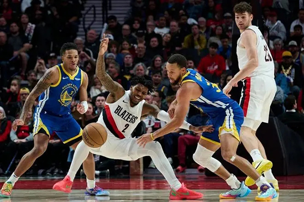 NBA季前赛动态:多队情况引关注 续约、裁员与伤情成焦点