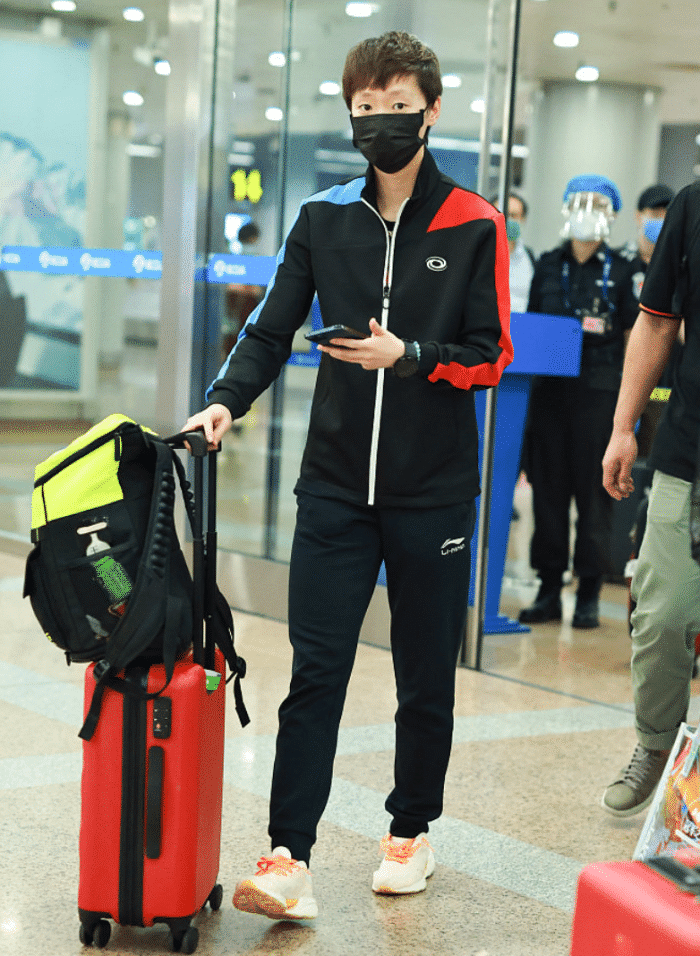 肖战为何深夜接机王曼昱？恩师深谋远虑，曼昱两礼物太珍贵