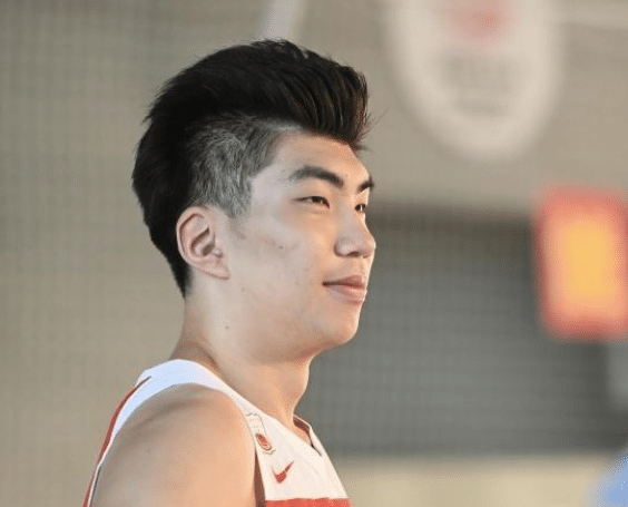 18岁中国篮球新星，曾让詹姆斯拍手称赞，未来有望入选国家队