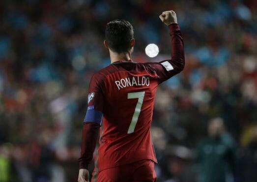 想学会刁钻的任意球,苦练是必须的