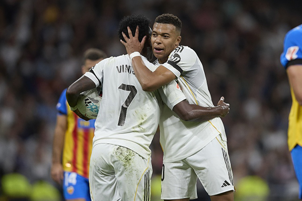 点球风波！维尼修斯抢罚失手，姆巴佩无语以对