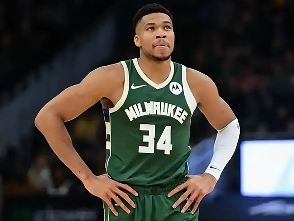 字母哥去留悬念:雄鹿困境与<a href=/lanqiujrs/warriors/ target=_blank class=infotextkey>勇士</a>的争夺机遇