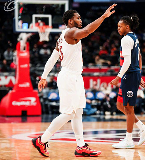 末节狂轰45分逆转!米切尔48分封神 骑士13连胜<a href=/lanqiujrs/wizards/ target=_blank class=infotextkey>奇才</a>