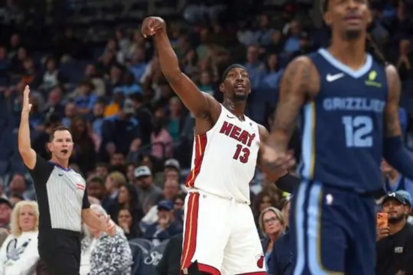 完美模仿<a href=/lanqiujrs/warriors/ target=_blank class=infotextkey>勇士</a>库里，热火队阿德巴约首节连中4记三分带队击败灰熊