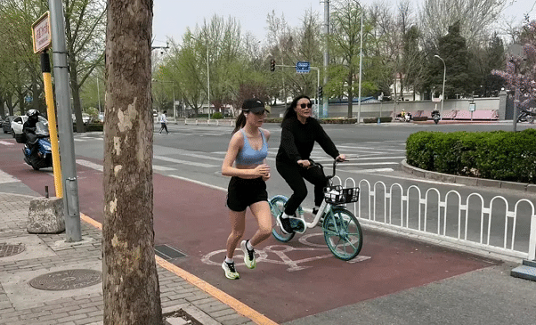 靓丽风景线！谷爱凌再跑半马，身材抢镜，冬奥会后拒绝综艺获赞