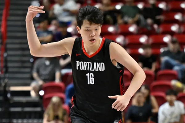 NBA季前赛:开拓者对阵爵士 杨瀚森替补登场贡献3分