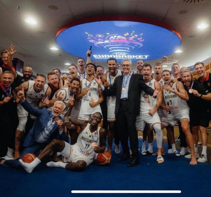 施罗德晒更衣室合影庆祝夺牌 咧嘴大笑咬铜牌：德国，这是给你们的